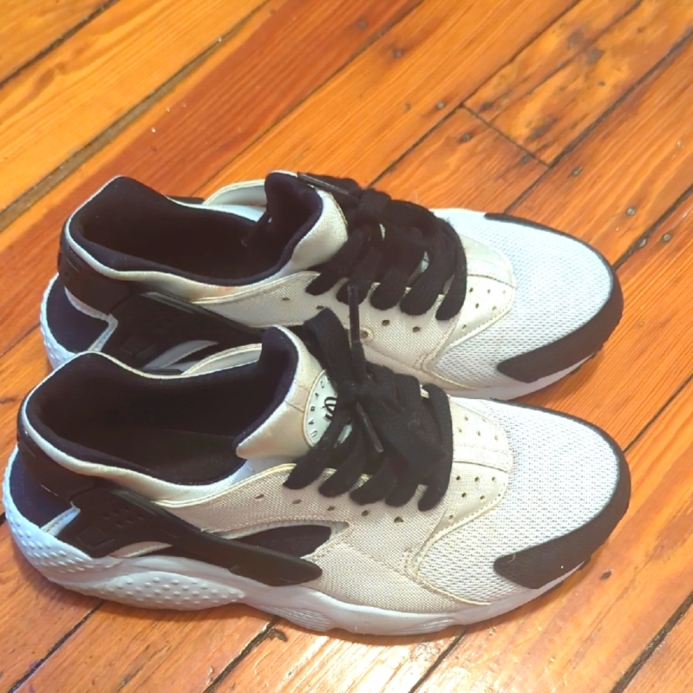 Nike Air Huarche Run Size 6Y Black and White Athletic Sneakers - Picture 1 of 3
